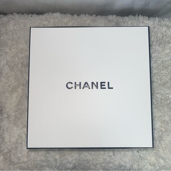 Chanel Gift Box - Picture 13 of 14